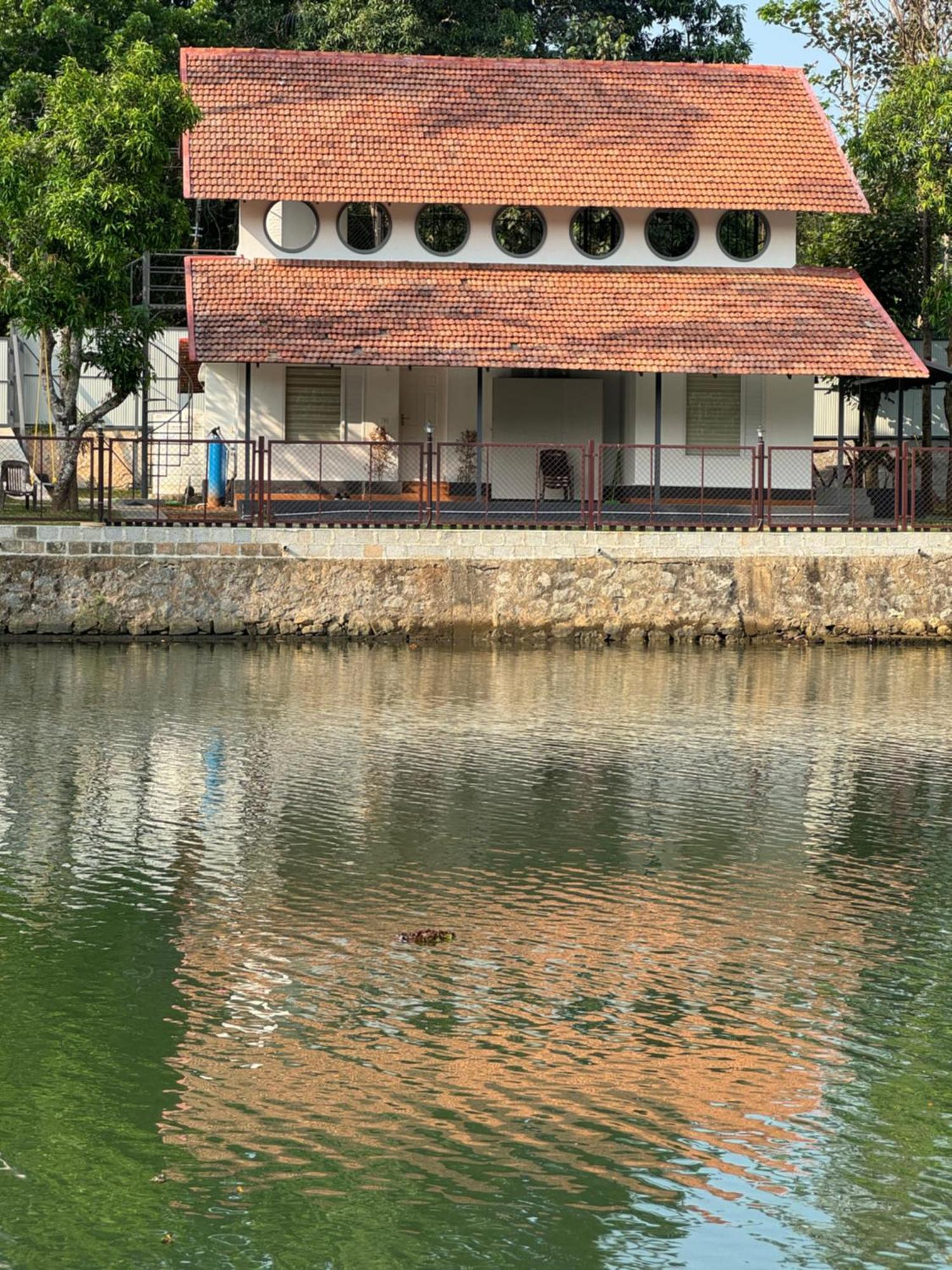 Blue Lake Villa Kollam Eksteriør bilde